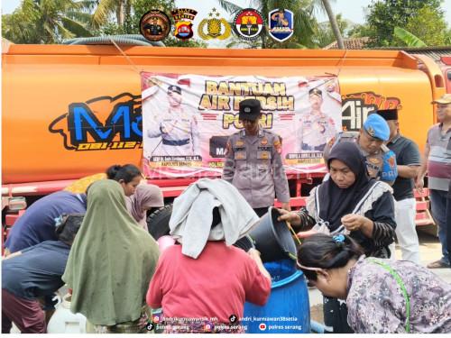 Polsek Carengang mendistribuskan air bersih. Foto Yono