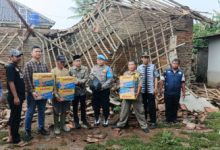 Polsek Carenang memberikan bantuan ke pemilik rumah ambruk di Desa Ragas Masigit. Foto Yono