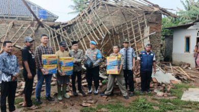 Polsek Carenang memberikan bantuan ke pemilik rumah ambruk di Desa Ragas Masigit. Foto Yono