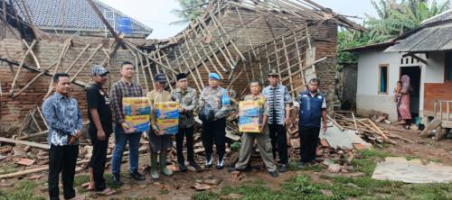 Polsek Carenang memberikan bantuan ke pemilik rumah ambruk di Desa Ragas Masigit. Foto Yono