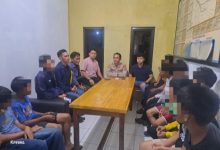 Kapolsek Cikande, AKP Tatang dan jajarannya bina 12 siswa SMPN 2 Kibin yang terindikasi menggunakan narkotika. Foto Yono