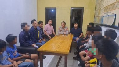 Kapolsek Cikande, AKP Tatang dan jajarannya bina 12 siswa SMPN 2 Kibin yang terindikasi menggunakan narkotika. Foto Yono