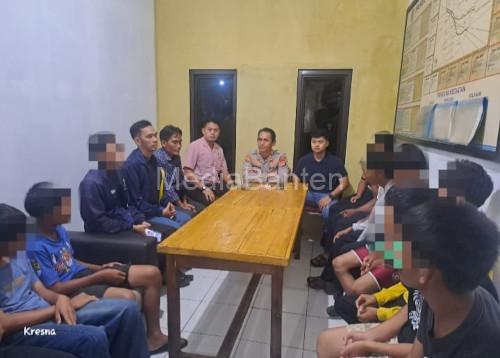Kapolsek Cikande, AKP Tatang dan jajarannya bina 12 siswa SMPN 2 Kibin yang terindikasi menggunakan narkotika. Foto Yono