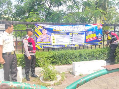 Polsek Cikande menyosialisasikan soal calo tenaga kerja. Foto Yono