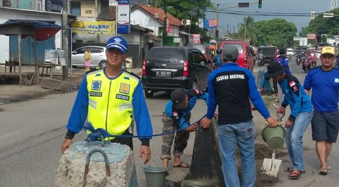 Tekan Angka Kecelakaan Polsek Cikande Perbaiki dan Pasang 