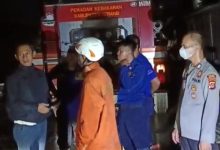 Pemadaman 6 kios semi permanen di Kibin yang terbakar. Foto Yono