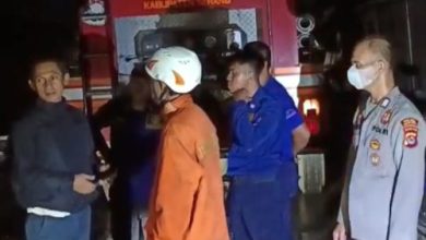 Pemadaman 6 kios semi permanen di Kibin yang terbakar. Foto Yono