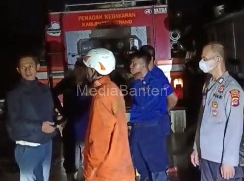 Pemadaman 6 kios semi permanen di Kibin yang terbakar. Foto Yono