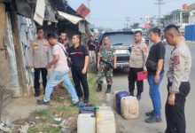 Polsek Cikande sita Miras tradisional dari 3 warung. Foto Yono