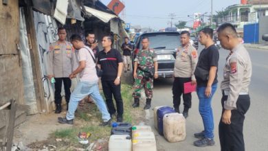 Polsek Cikande sita Miras tradisional dari 3 warung. Foto Yono