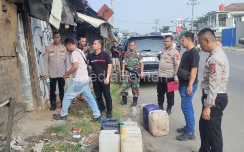 Polsek Cikande sita Miras tradisional dari 3 warung. Foto Yono