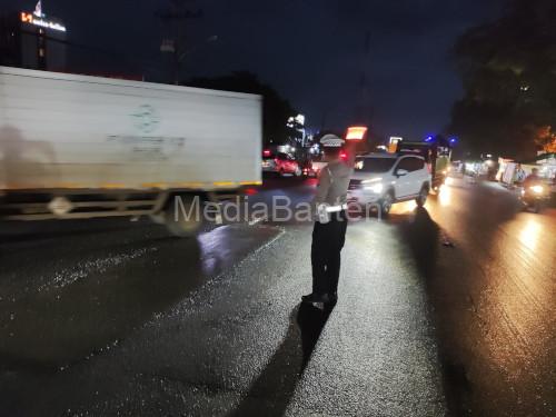 Polsek Cikande gelar strong point di lokasi rawan kemacetan. Foto Yono