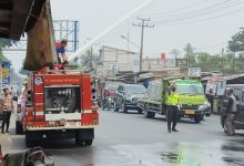 Polsek Cikande melakukan penyiraman debu jalanan dan distribusikan air bersih. Foto Yono