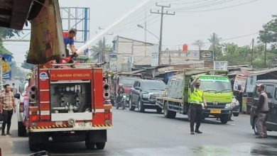Polsek Cikande melakukan penyiraman debu jalanan dan distribusikan air bersih. Foto Yono