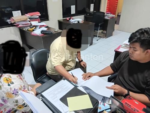 Polsek Cikande menahan pasutri yang menipu pencari kerja. Foto Yono