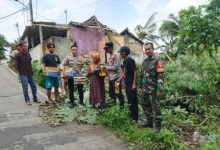 Polsek Cikeusal membantu 2 pemilik rumah korban tanah longsor di Desa Cidahu. Foto Yono