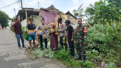 Polsek Cikeusal membantu 2 pemilik rumah korban tanah longsor di Desa Cidahu. Foto Yono