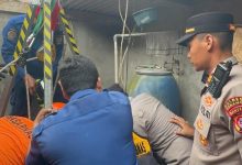 Polsek Cikeusal selamatkan warga yang terhirup gas beracun saat memperbaiki saluran pipa air. Foto Yono