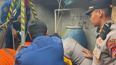 Polsek Cikeusal selamatkan warga yang terhirup gas beracun saat memperbaiki saluran pipa air. Foto Yono