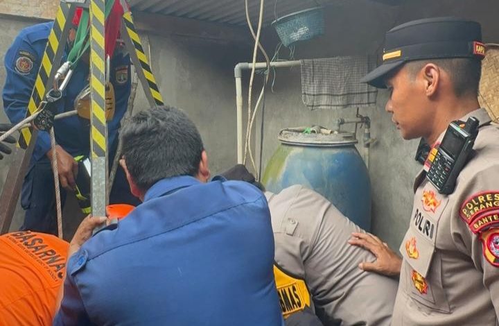 Polsek Cikeusal selamatkan warga yang terhirup gas beracun saat memperbaiki saluran pipa air. Foto Yono