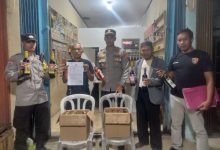 Penjualan miras dari salah satu toko yang disita Polsek Cikeusal. Foto Yono