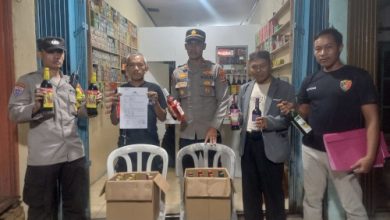 Penjualan miras dari salah satu toko yang disita Polsek Cikeusal. Foto Yono