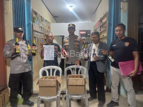Penjualan miras dari salah satu toko yang disita Polsek Cikeusal. Foto Yono