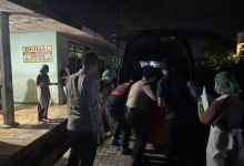 Samapta Polres Serang dan Polsek Ciruas melakukan evakuasi jasad korban yang ditemukan tewas di rumahnya. Foto Yono