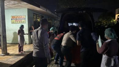 Samapta Polres Serang dan Polsek Ciruas melakukan evakuasi jasad korban yang ditemukan tewas di rumahnya. Foto Yono