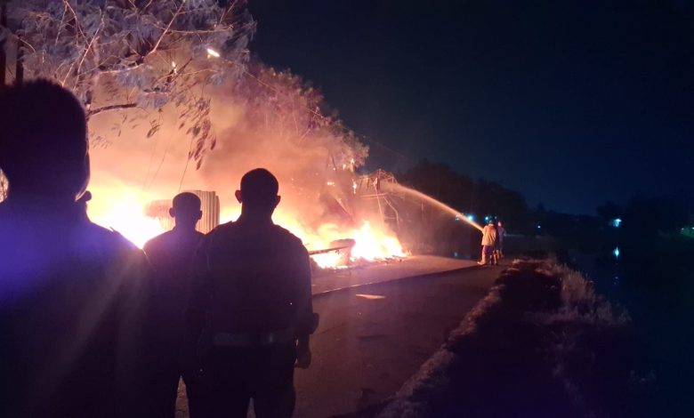 Lapak barang rongsokan yang terakar di Ciruas. Foto Yono