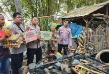 Plsek Ciruas memberikan bantuan ke Margani yang rumahnya habis terbakar. Foto Yonon