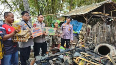 Plsek Ciruas memberikan bantuan ke Margani yang rumahnya habis terbakar. Foto Yonon