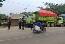 Penertiban dump truk parkir di bahu jalan oleh Polsek Jawilan. Foto Yono