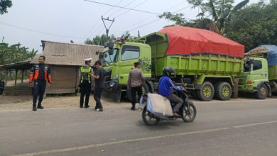 Penertiban dump truk parkir di bahu jalan oleh Polsek Jawilan. Foto Yono