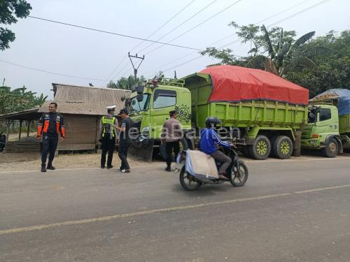 Penertiban dump truk parkir di bahu jalan oleh Polsek Jawilan. Foto Yono