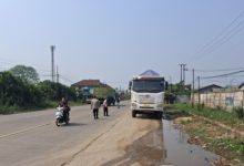 Polsek Jawilan menertibkan dump truk parkir di bahu jalan. Foto Yono