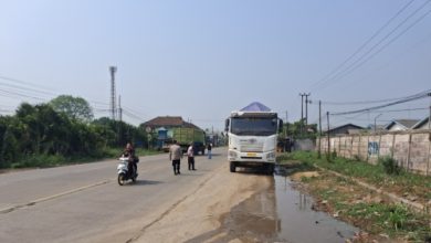 Polsek Jawilan menertibkan dump truk parkir di bahu jalan. Foto Yono