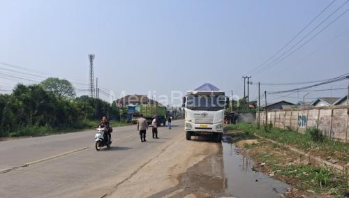 Polsek Jawilan menertibkan dump truk parkir di bahu jalan. Foto Yono