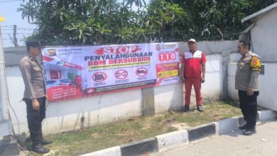 Polsek Jawilan pasang spanduk di SPBU ajak warga awasi penyaluran BBM Subsidi. Foto Yono