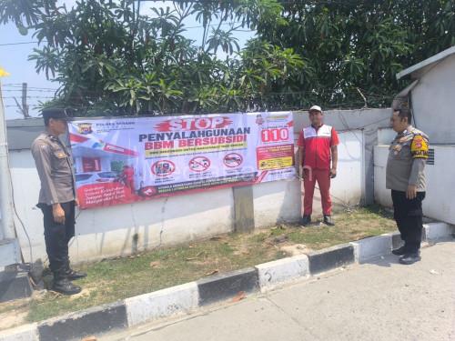 Polsek Jawilan pasang spanduk di SPBU ajak warga awasi penyaluran BBM Subsidi. Foto Yono