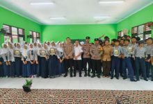 Polsek Jawilan menyosialisasikan sistem penerimaan murid baru SMA Kemala Karang Taruna Bhayangkara. Foto Yono