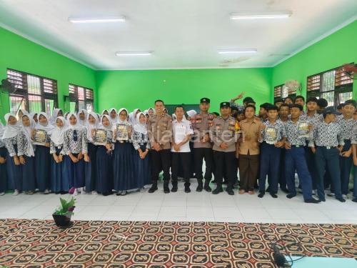 Polsek Jawilan menyosialisasikan sistem penerimaan murid baru SMA Kemala Karang Taruna Bhayangkara. Foto Yono