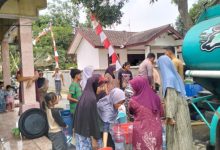 Polsek Kopo salurakan bantuan air bersih. Foto Yono