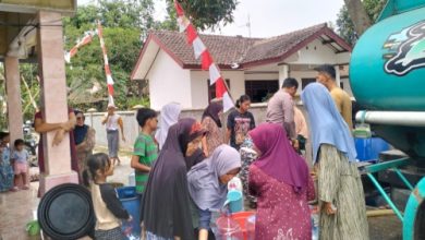 Polsek Kopo salurakan bantuan air bersih. Foto Yono
