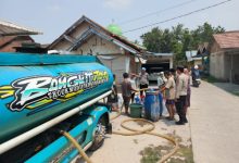 Bantuan air bersih di Kampung Tepok oleh Polsek Kopo. Foto Yono