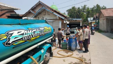 Bantuan air bersih di Kampung Tepok oleh Polsek Kopo. Foto Yono
