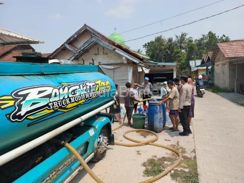 Bantuan air bersih di Kampung Tepok oleh Polsek Kopo. Foto Yono