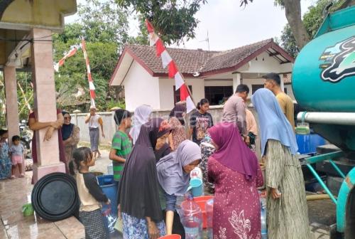 Polsek Kopo salurakan bantuan air bersih. Foto Yono