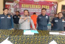 Kapolsek Kragilan, Kompol Firman Hamid memberikan keterangan pers. Foto: Yono
