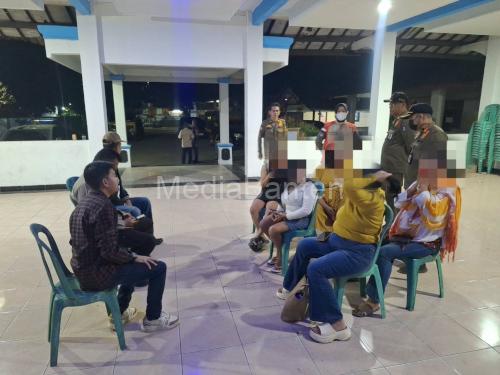 Para pelacur yang terjadring Operasi Pekat di Kragilan. Foto Yono